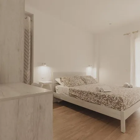 Nicuzza تْشيفالو